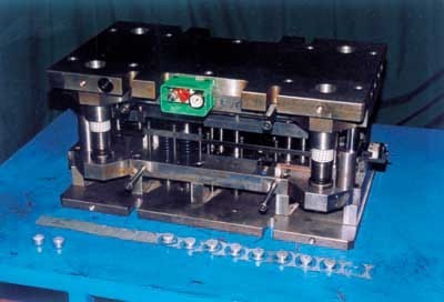 小型多工位精密級進(jìn)模具及精沖模具的設(shè)計