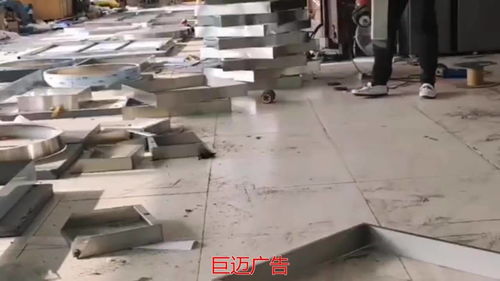 巨邁廣告 以創(chuàng)新制造驅(qū)動品牌視覺革命，打造千層鏡、深淵鏡與霓虹燈的藝術(shù)工廠